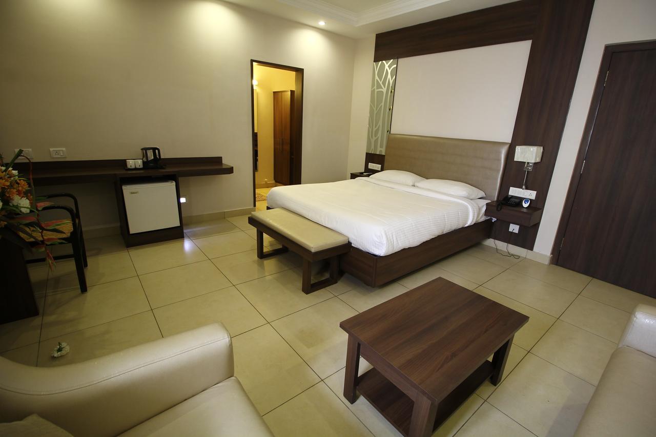Vels Hotel Pondicherry Exterior photo